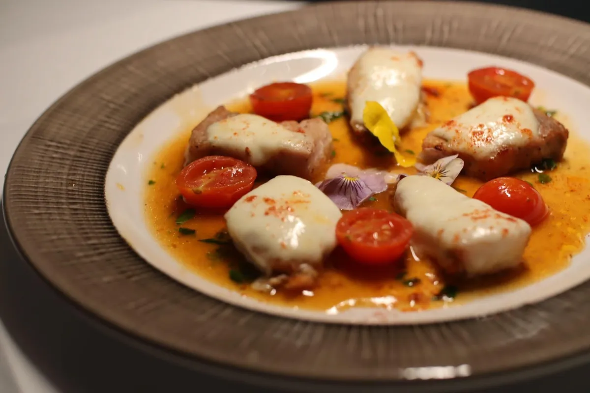 Veal with mozzarella and cherry tomatoes